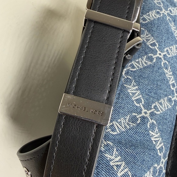 Michael Kors Dakota Medium Pocket Shoulder Bag - Picture 6 of 10